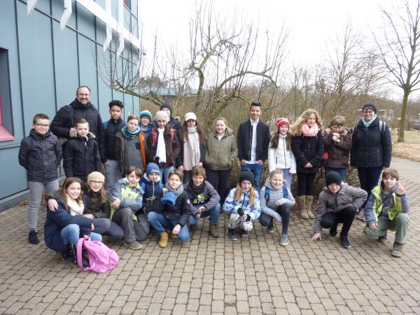 Schüler und Schülerinnen von der Mittelschule in Töging vor dem ZAS Gebäude in Burgkirchen