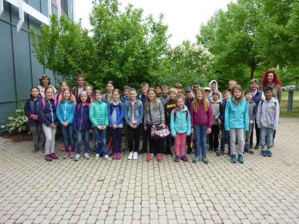 Schüler und Schülerinnen der Grundschule in Söchtenau vor dem ZAS Gebäude in Burgkirchen