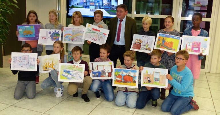 Eine Gruppe von Kindern und ein Erwachsener stehen in einem Innenraum, jedes Kind hält stolz eine bunte Kunstzeichnung hoch. Sie lächeln und scheinen Teil eines Kunstwettbewerbs oder einer Ausstellung zu sein.